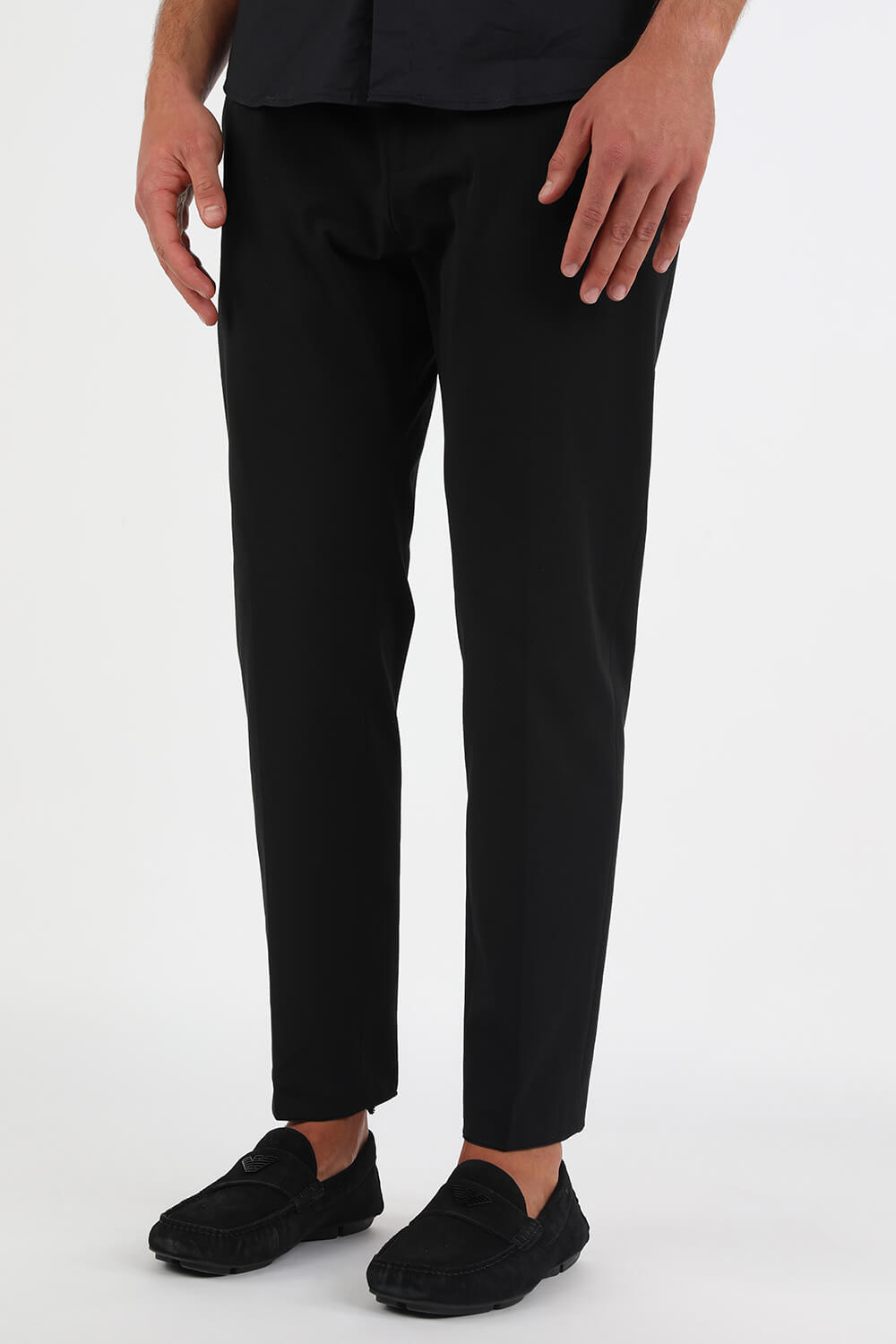 תמונת כל הלוק של נעלי לואפרס מזמש בצבע שחור